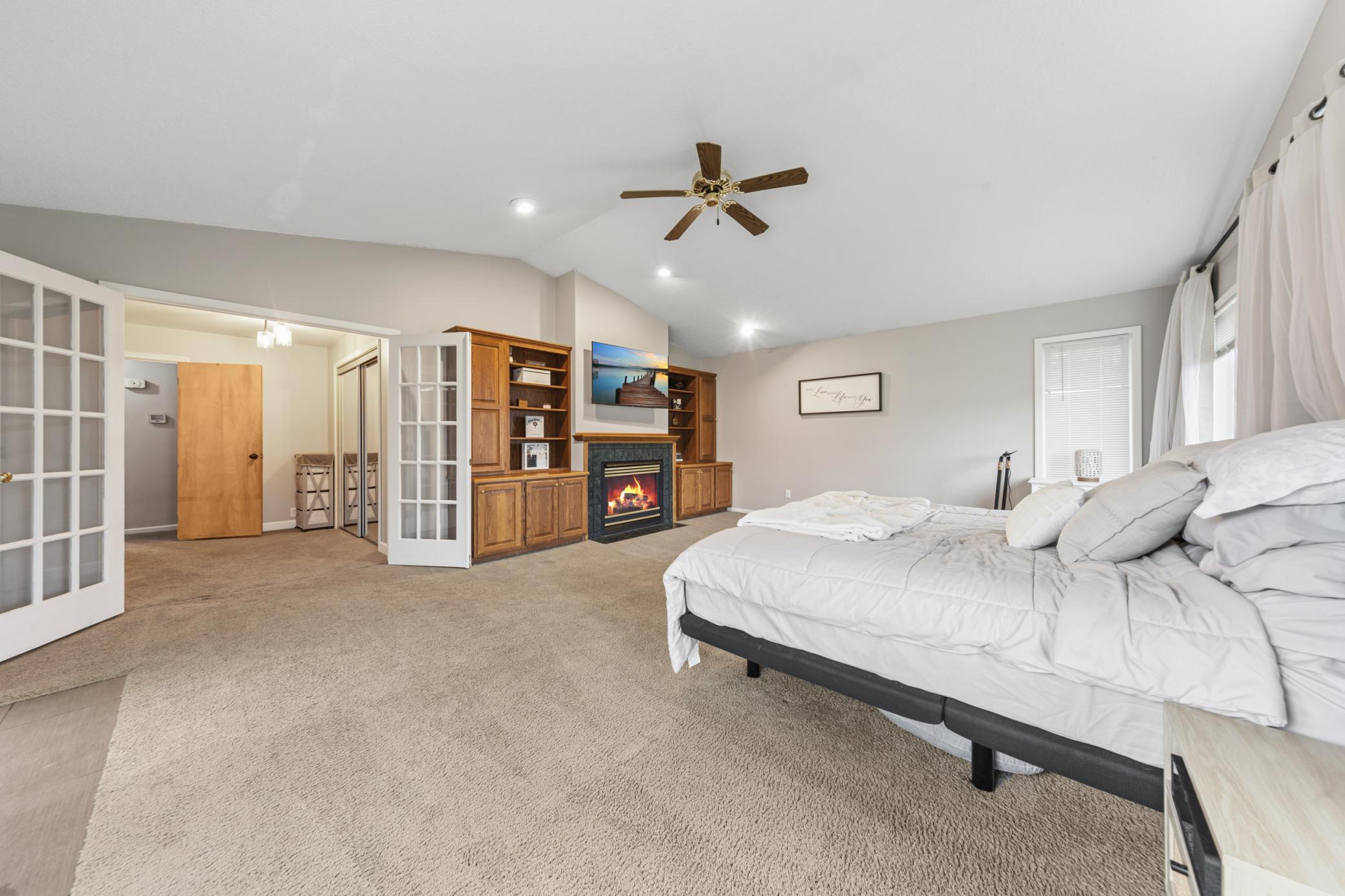 28 main bedroom.jpg