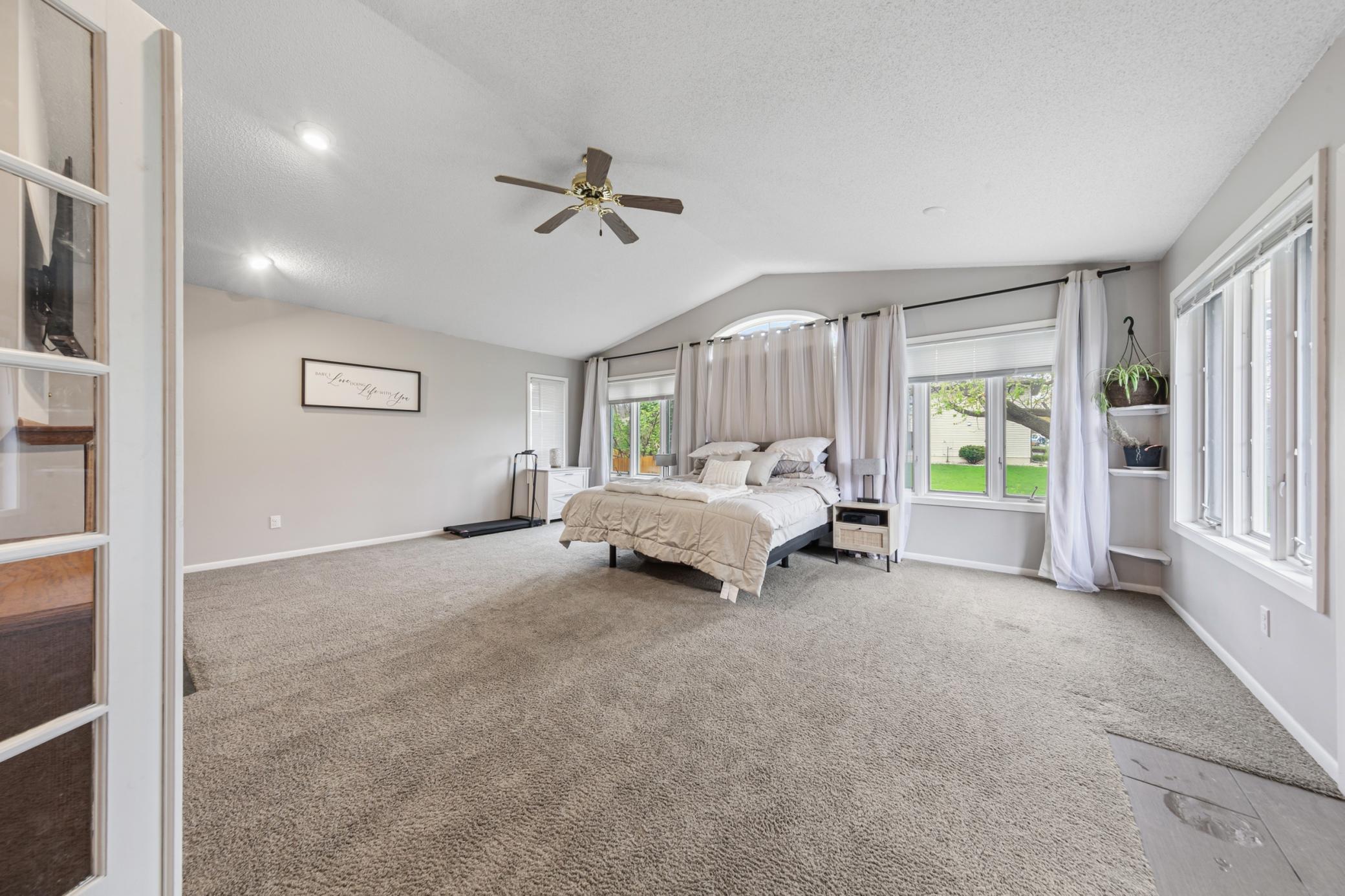 27 main bedroom.jpg