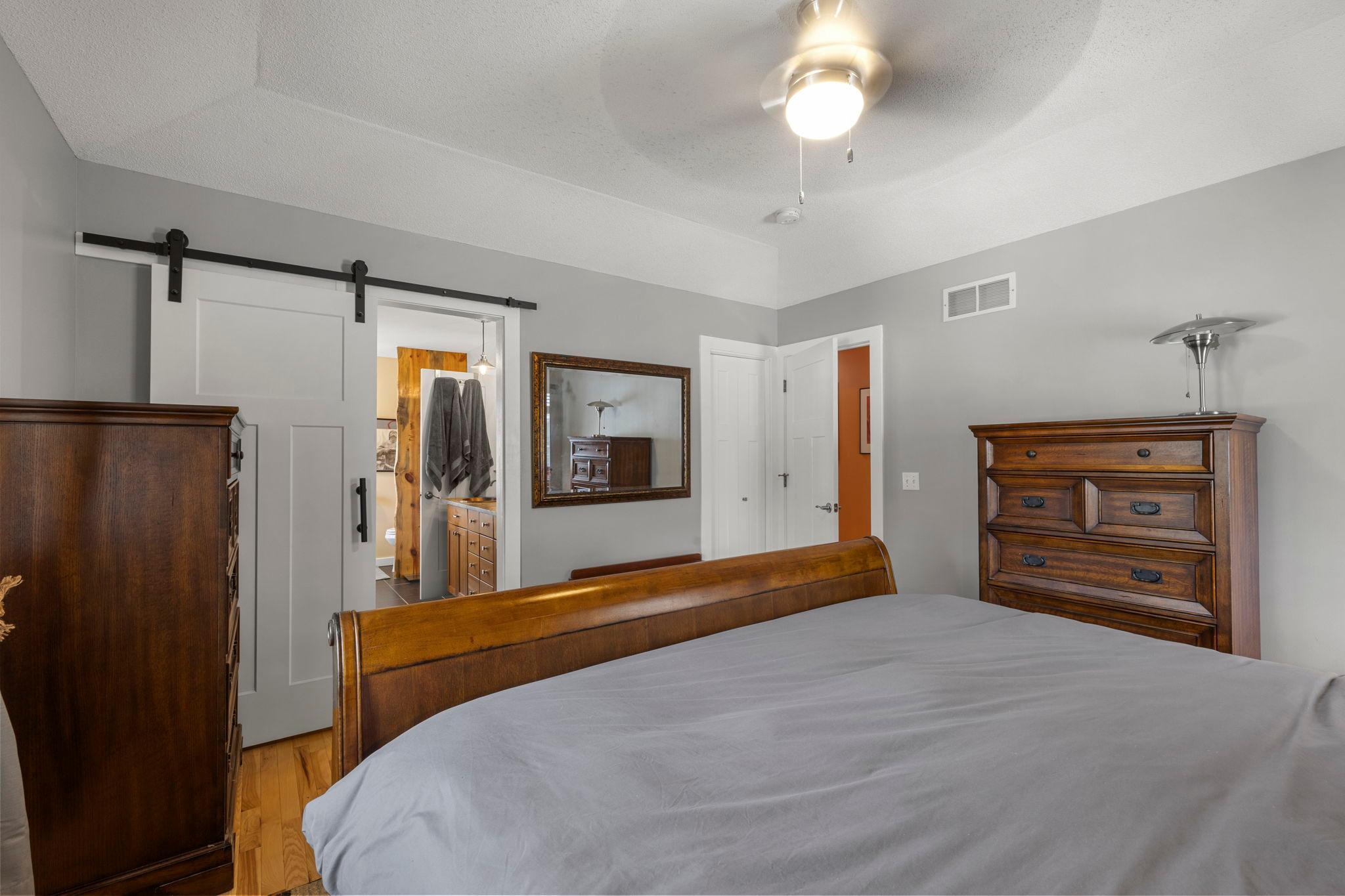 30-web-or-mls-4042 N Vincent Ave-230.jpg