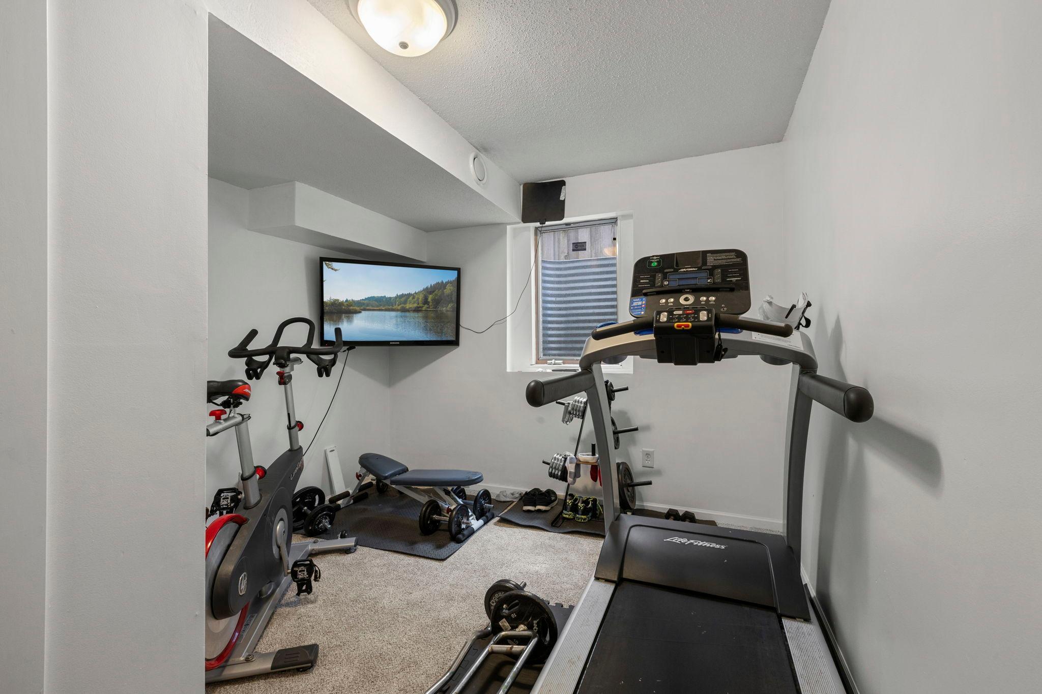 47-web-or-mls-4042 N Vincent Ave-50.jpg