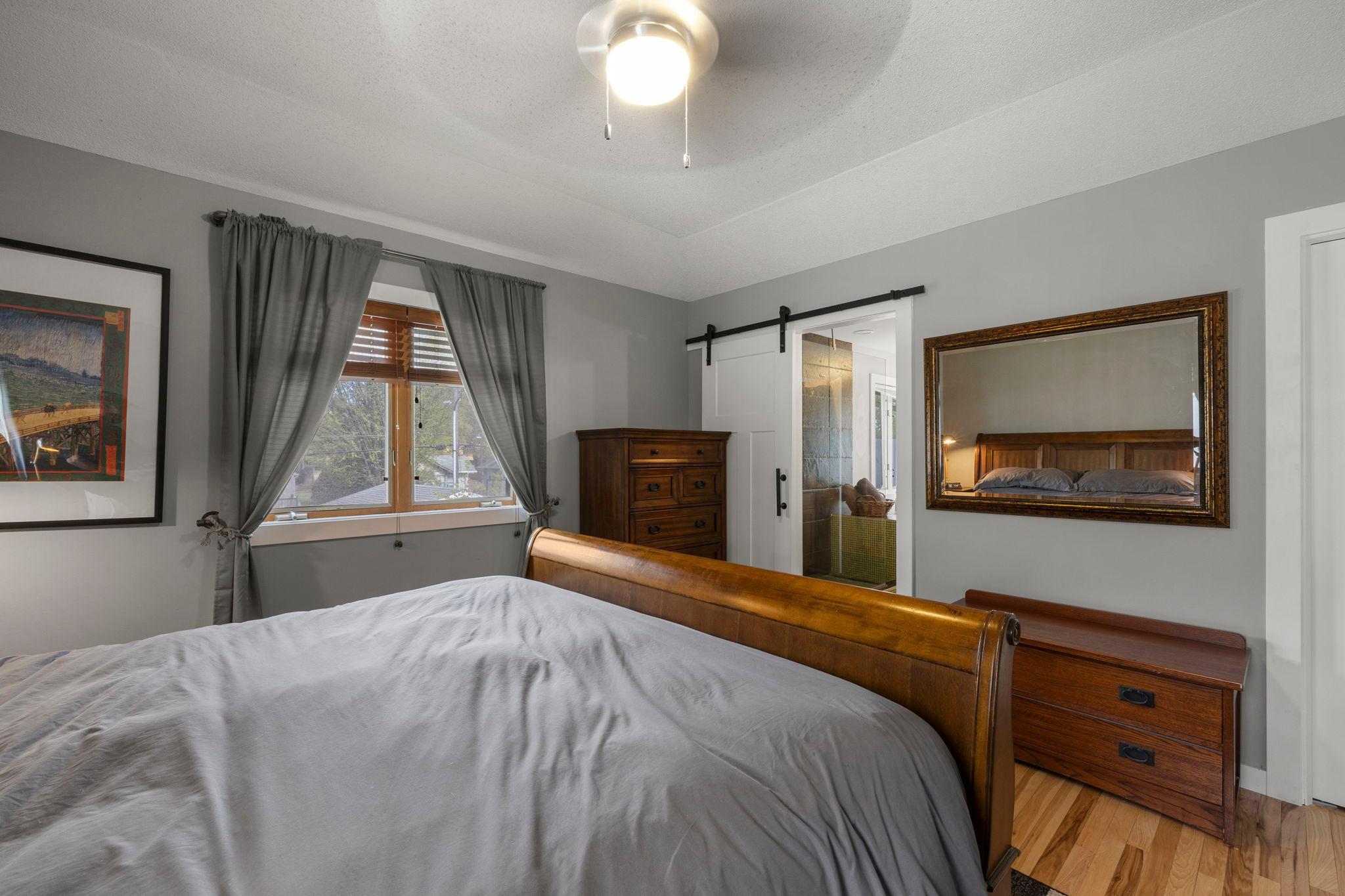 31-web-or-mls-4042 N Vincent Ave-235.jpg