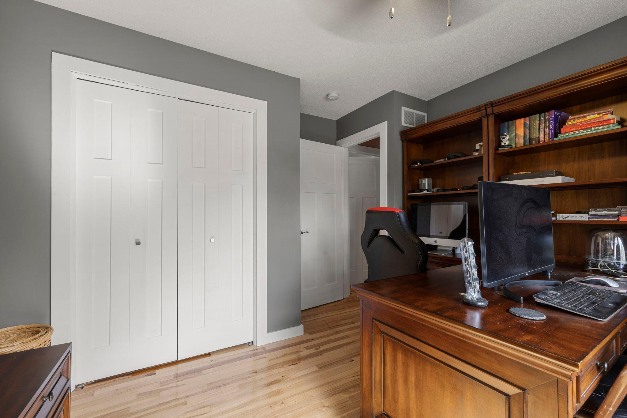 39-web-or-mls-4042 N Vincent Ave-210.jpg
