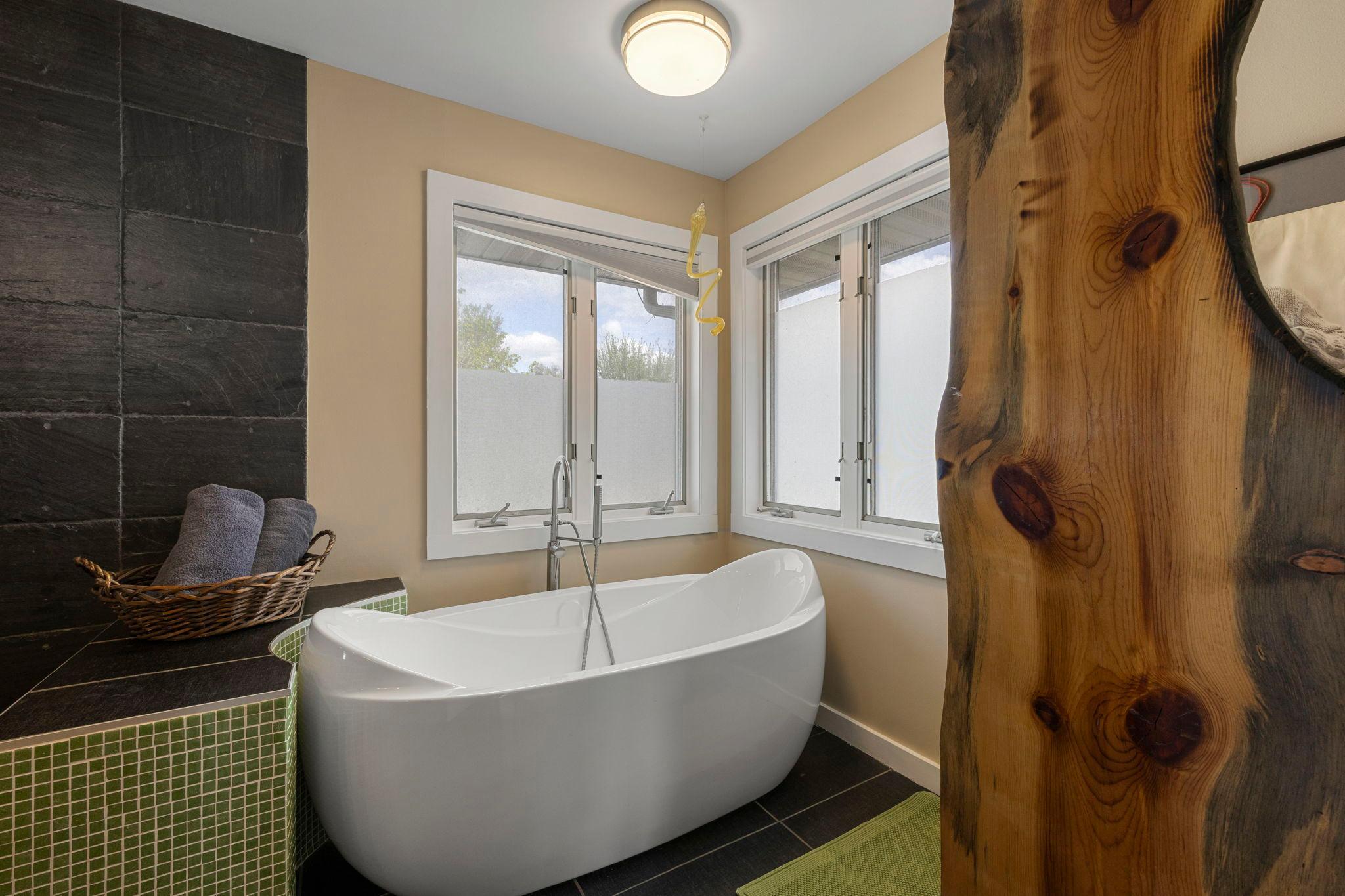 36-web-or-mls-4042 N Vincent Ave-190.jpg