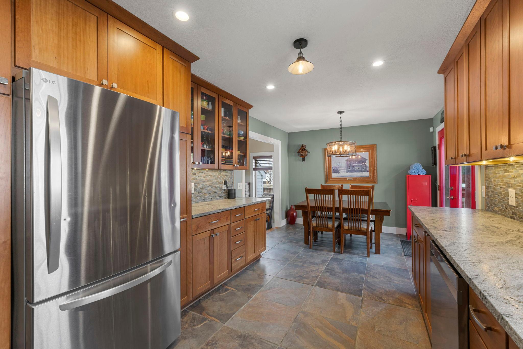 21-web-or-mls-4042 N Vincent Ave-160.jpg