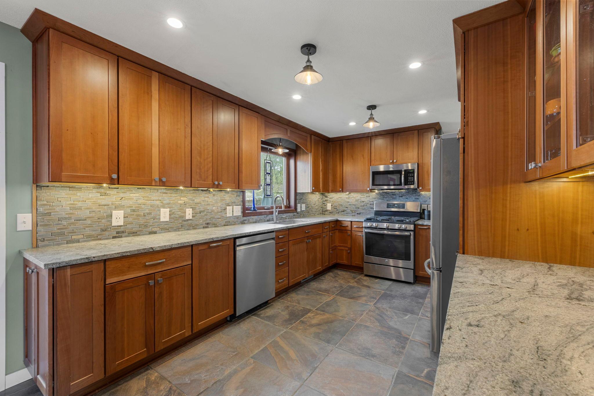 19-web-or-mls-4042 N Vincent Ave-150.jpg