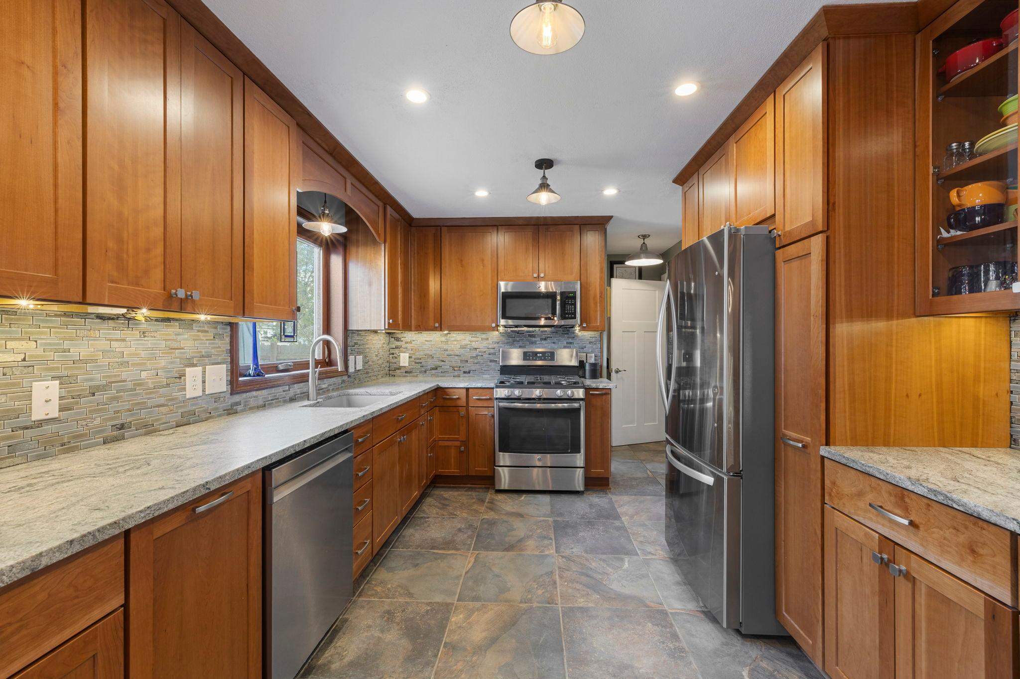 18-web-or-mls-4042 N Vincent Ave-145.jpg