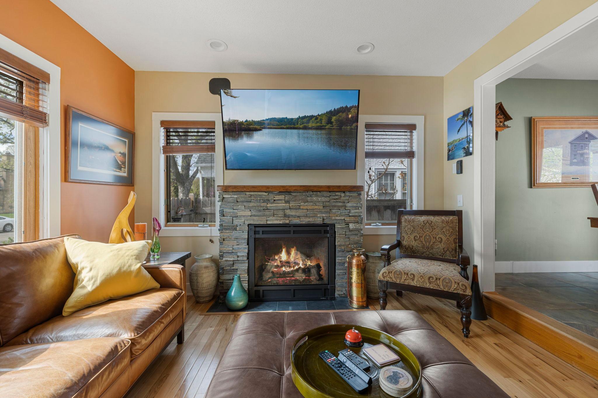 10-web-or-mls-4042 N Vincent Ave-80.jpg