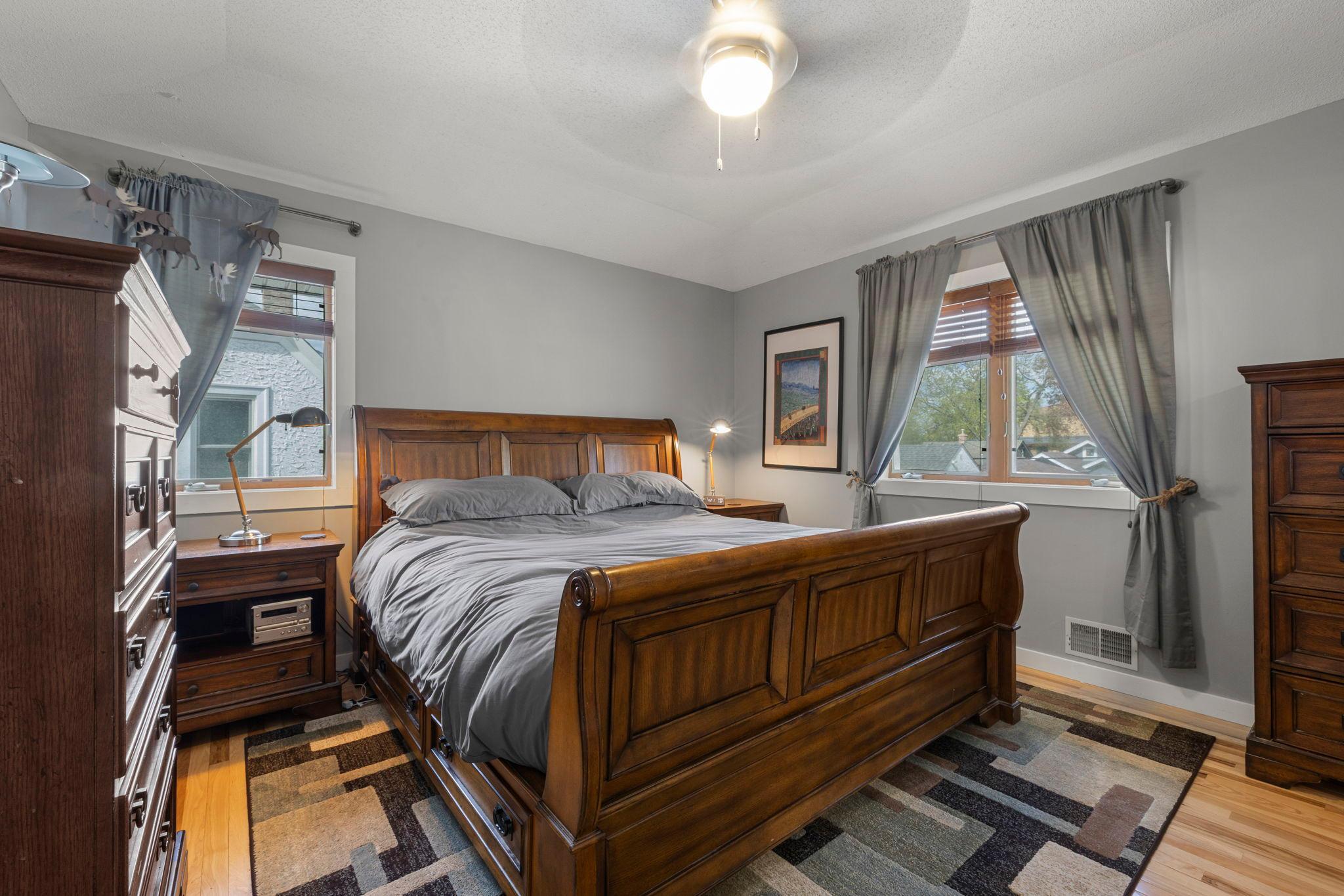 27-web-or-mls-4042 N Vincent Ave-215.jpg