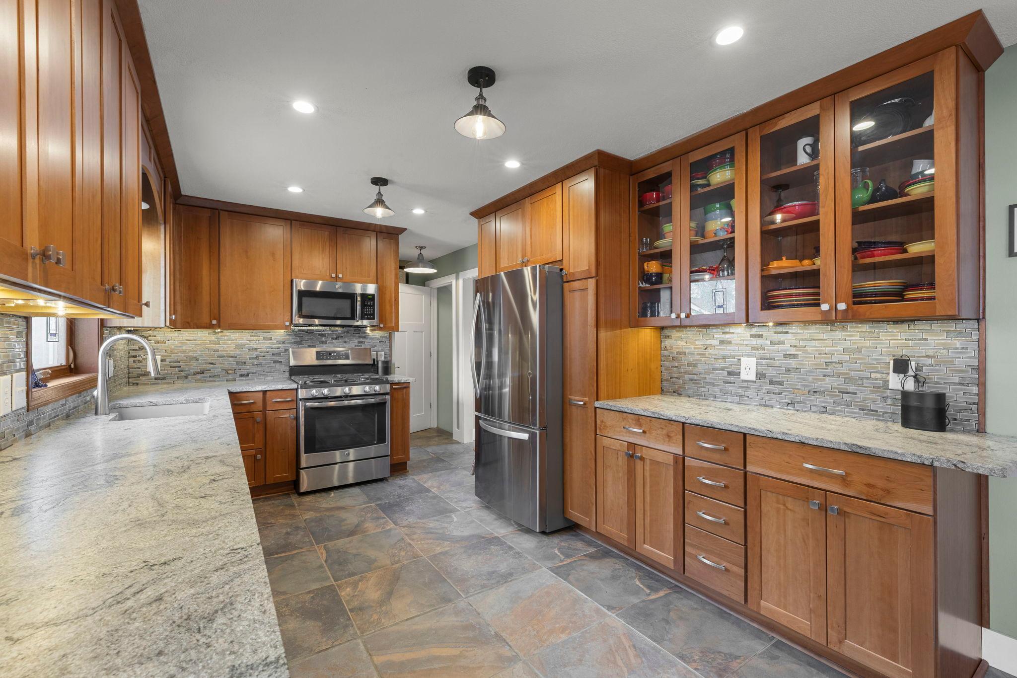 17-web-or-mls-4042 N Vincent Ave-139.jpg