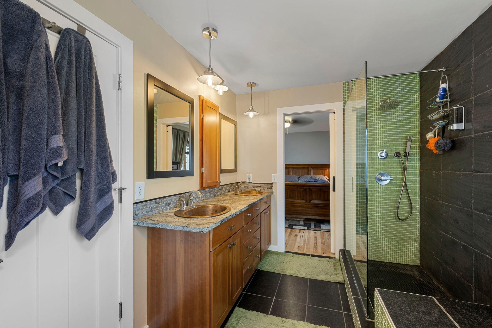 33-web-or-mls-4042 N Vincent Ave-245.jpg