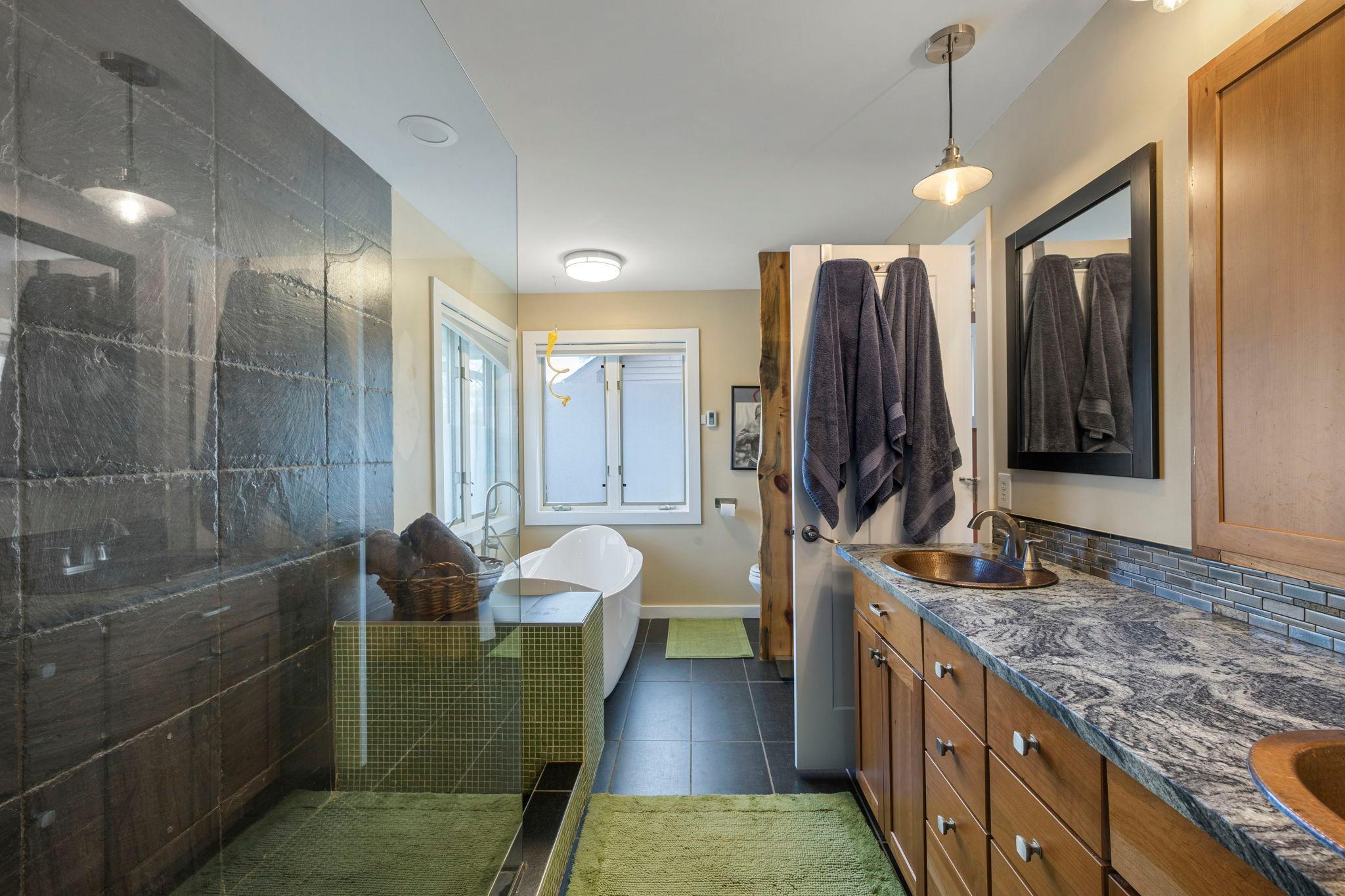 32-web-or-mls-4042 N Vincent Ave-240.jpg