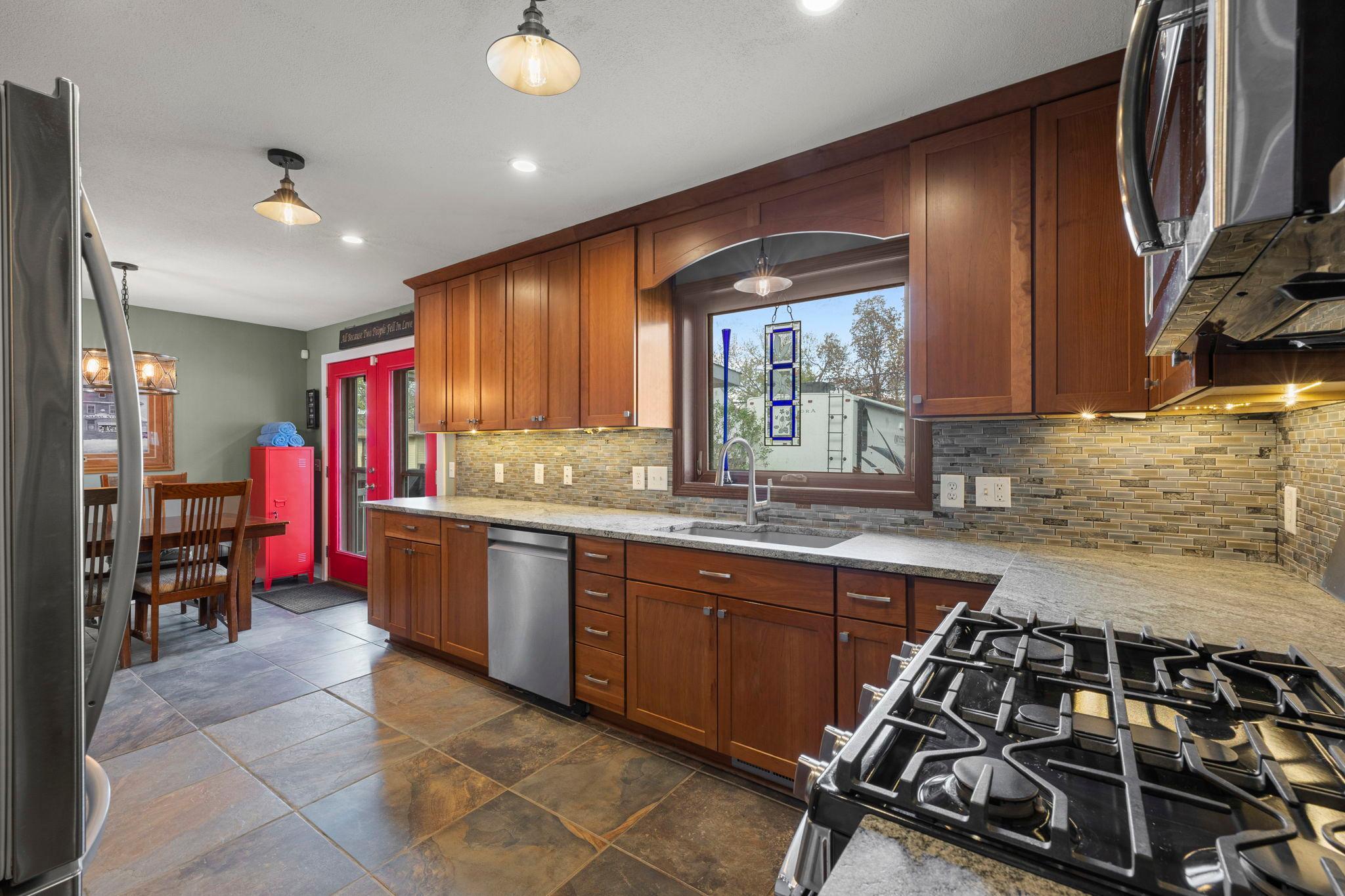 22-web-or-mls-4042 N Vincent Ave-165.jpg