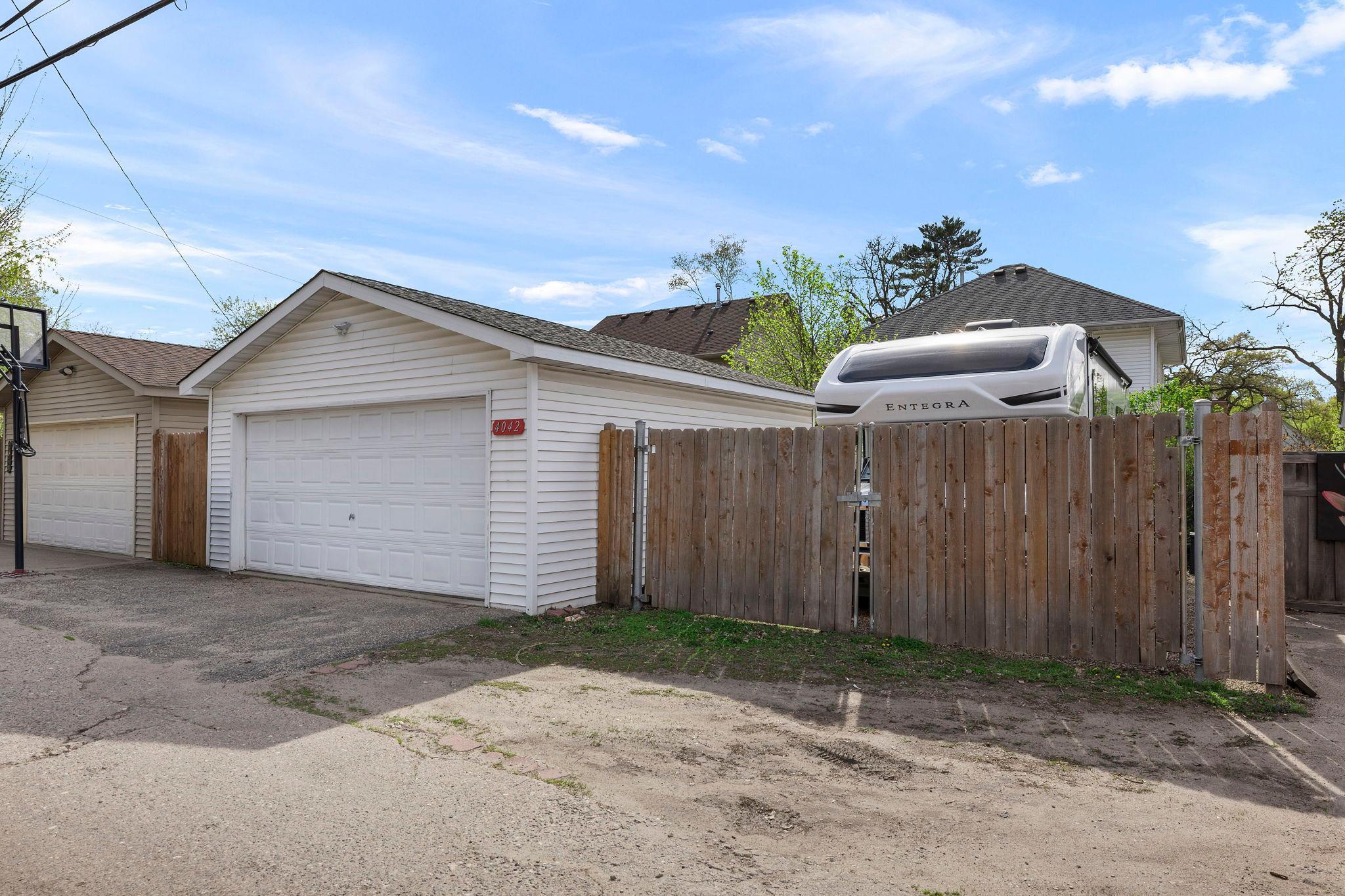 56-web-or-mls-4042 N Vincent Ave-274.jpg