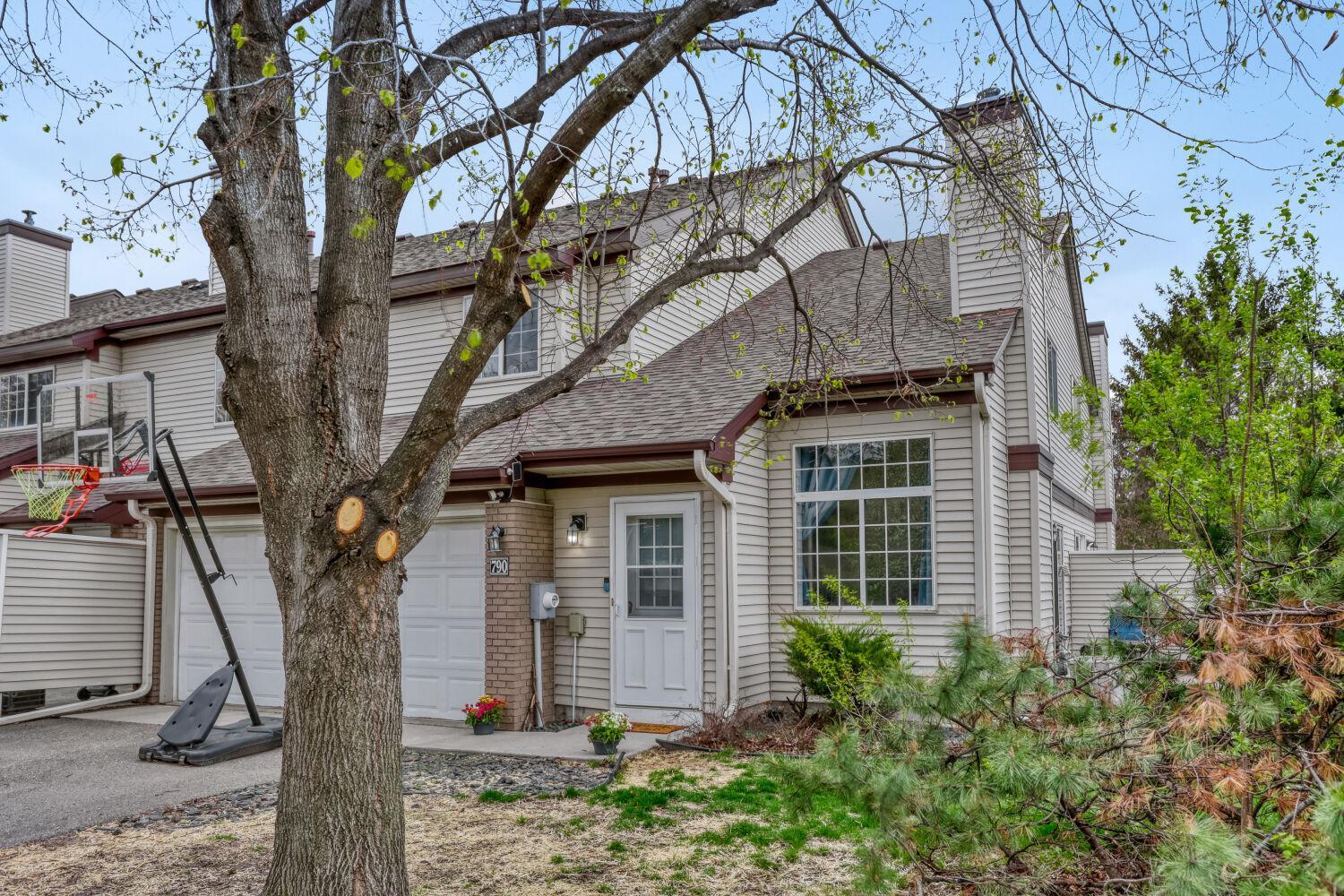 End unit at the end of the street with great privacy