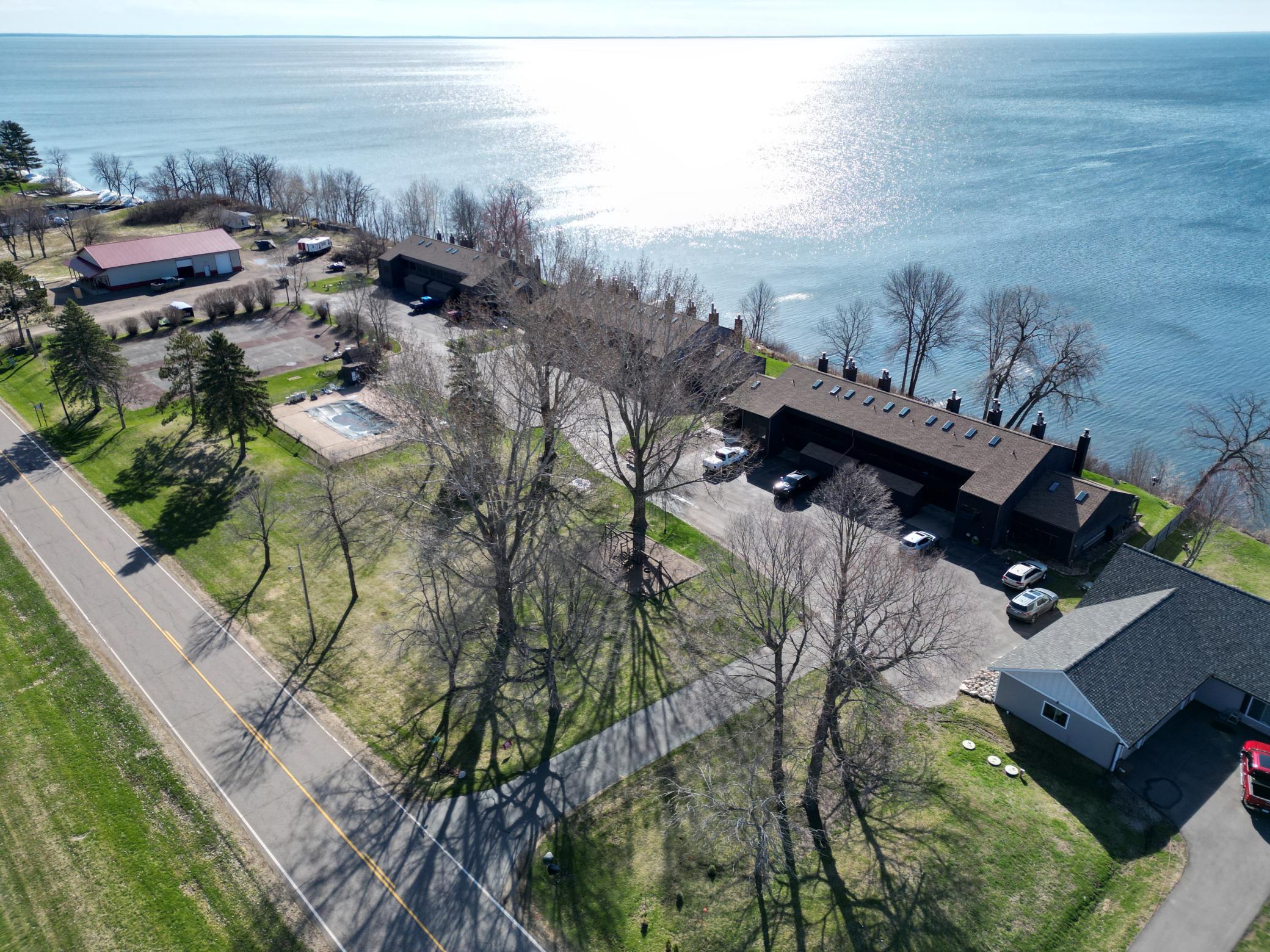 Enjoy all lake life has to offer in this year round condo.........fishing, swimming and so much more. Just minutes away from local amenities in Garrison and Aitkin.