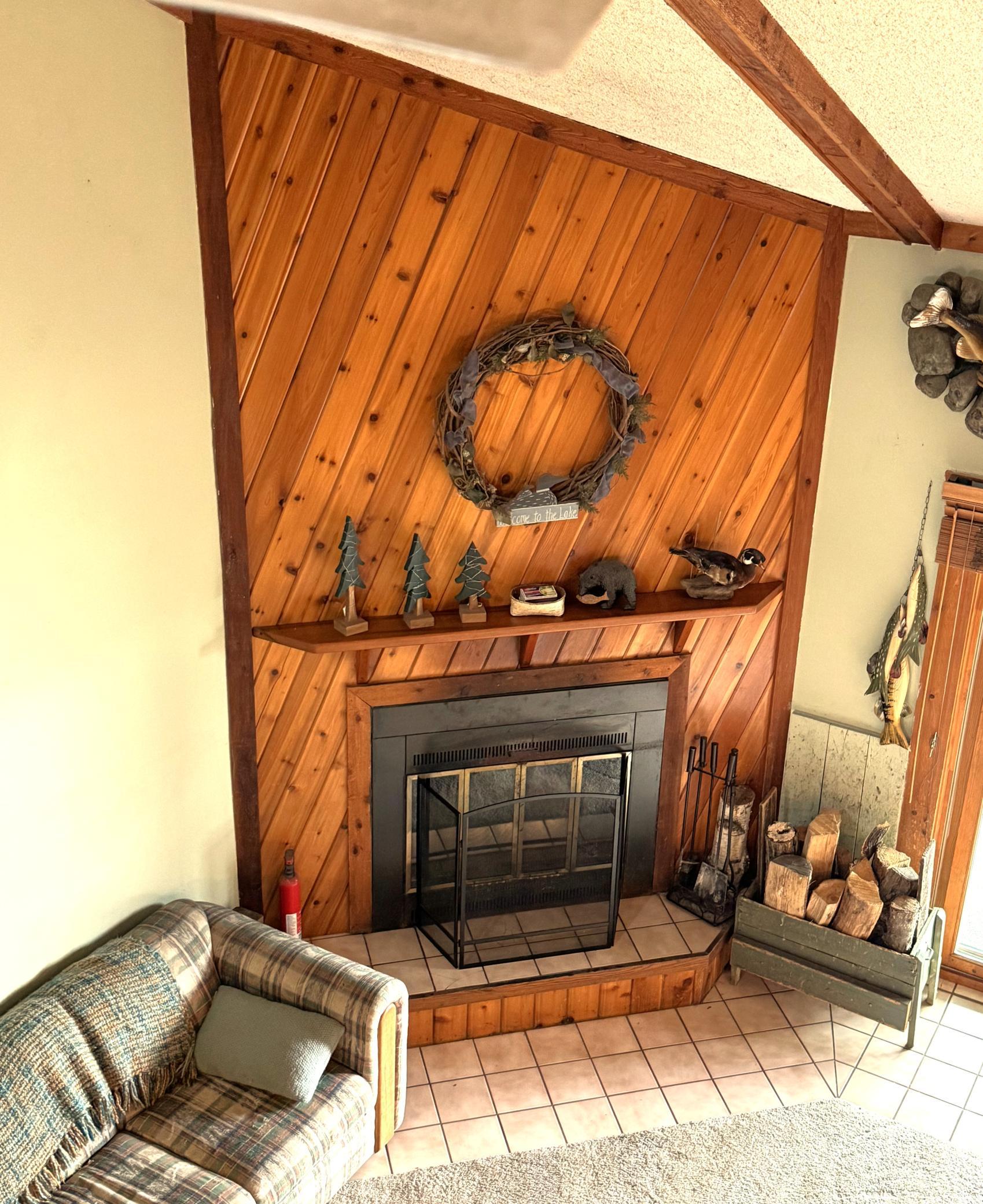 Wood burning fireplace for those chilly evenings.