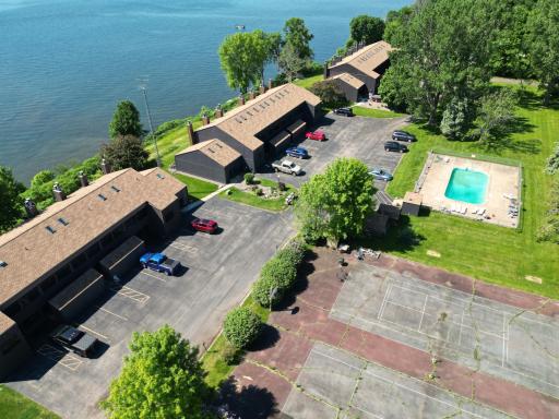 Enjoy all lake life has to offer in this year round condo.........fishing, swimming and so much more. Just minutes away from local amenities in Garrison and Aitkin.