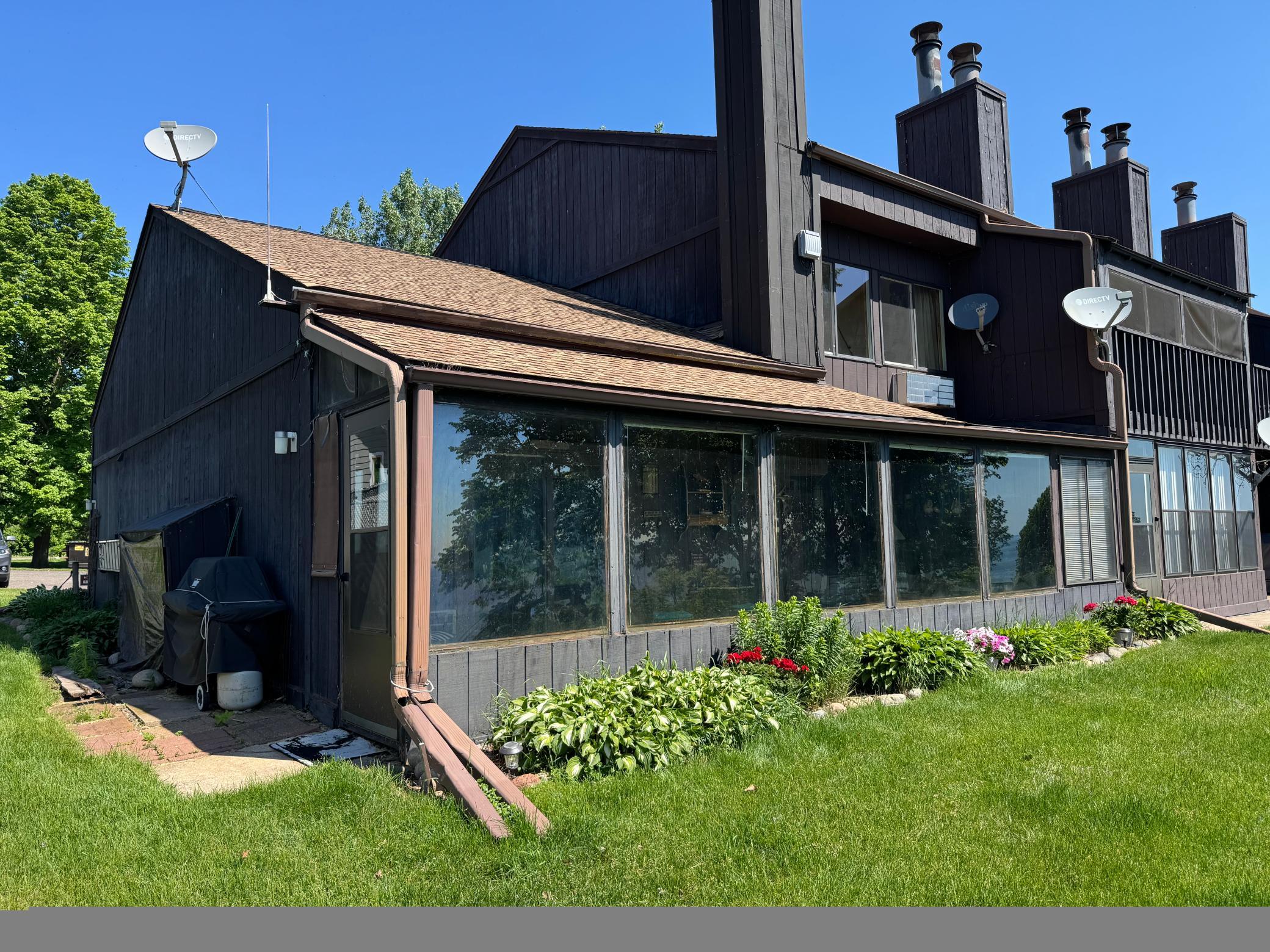 There is a screen door to access the lake side area and have a grill.