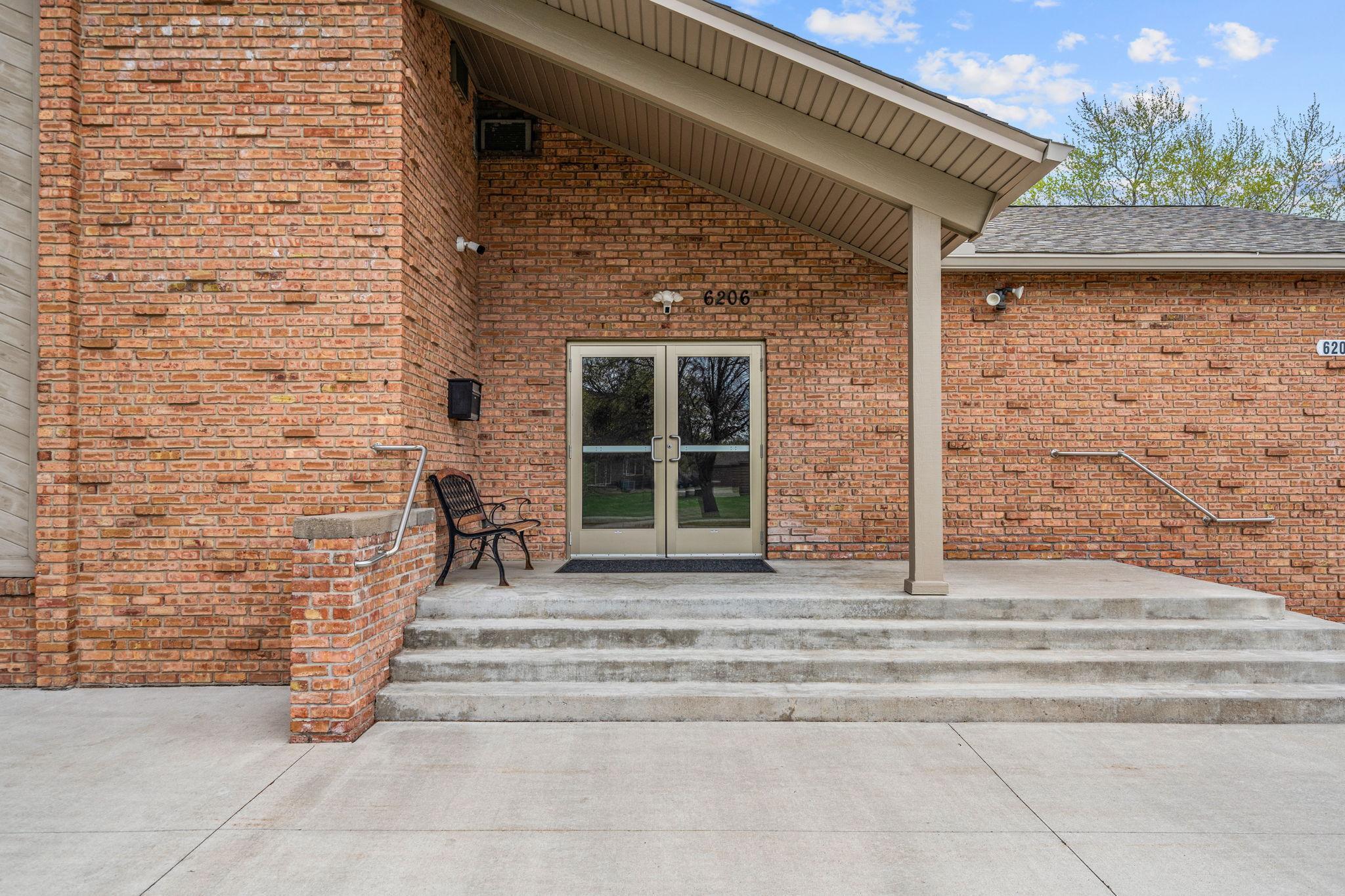 4-web-or-mls-6206 Lilac Dr-4.jpg
