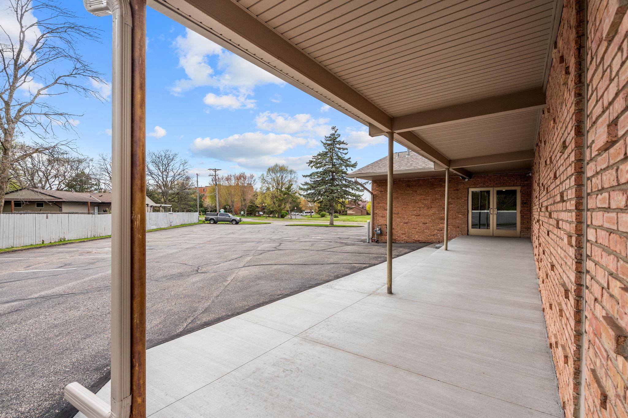 5-web-or-mls-6206 Lilac Dr-5.jpg