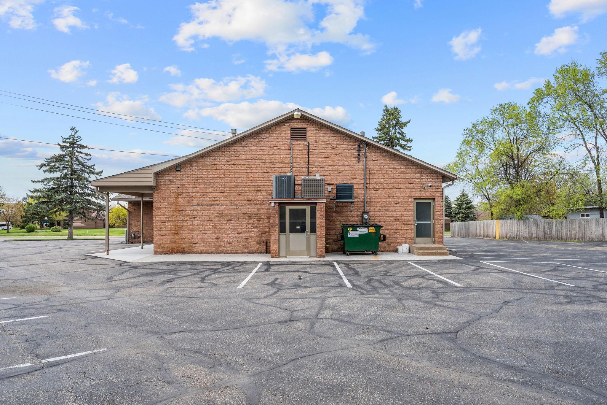 9-web-or-mls-6206 Lilac Dr-9.jpg