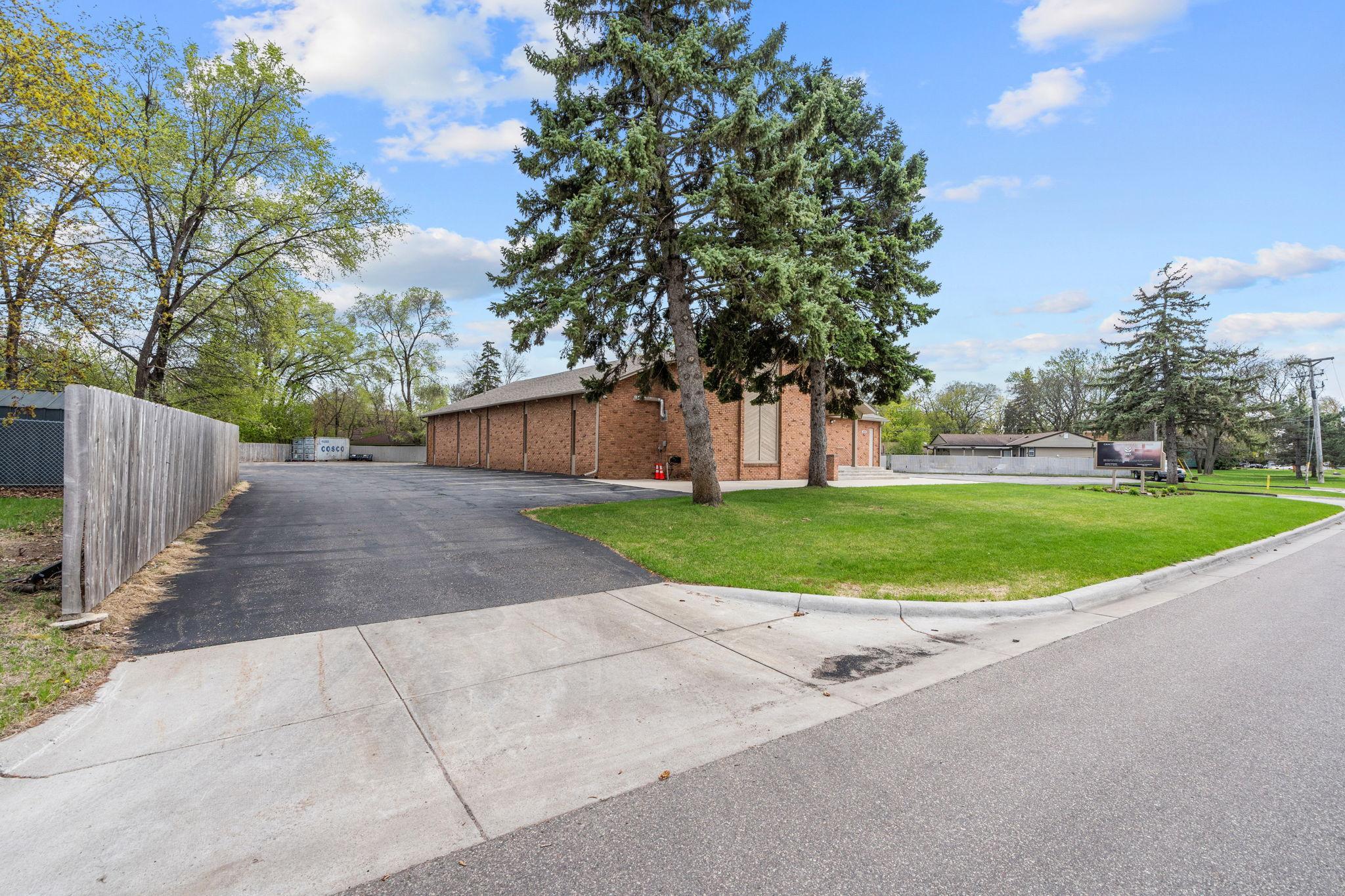 11-web-or-mls-6206 Lilac Dr-11.jpg