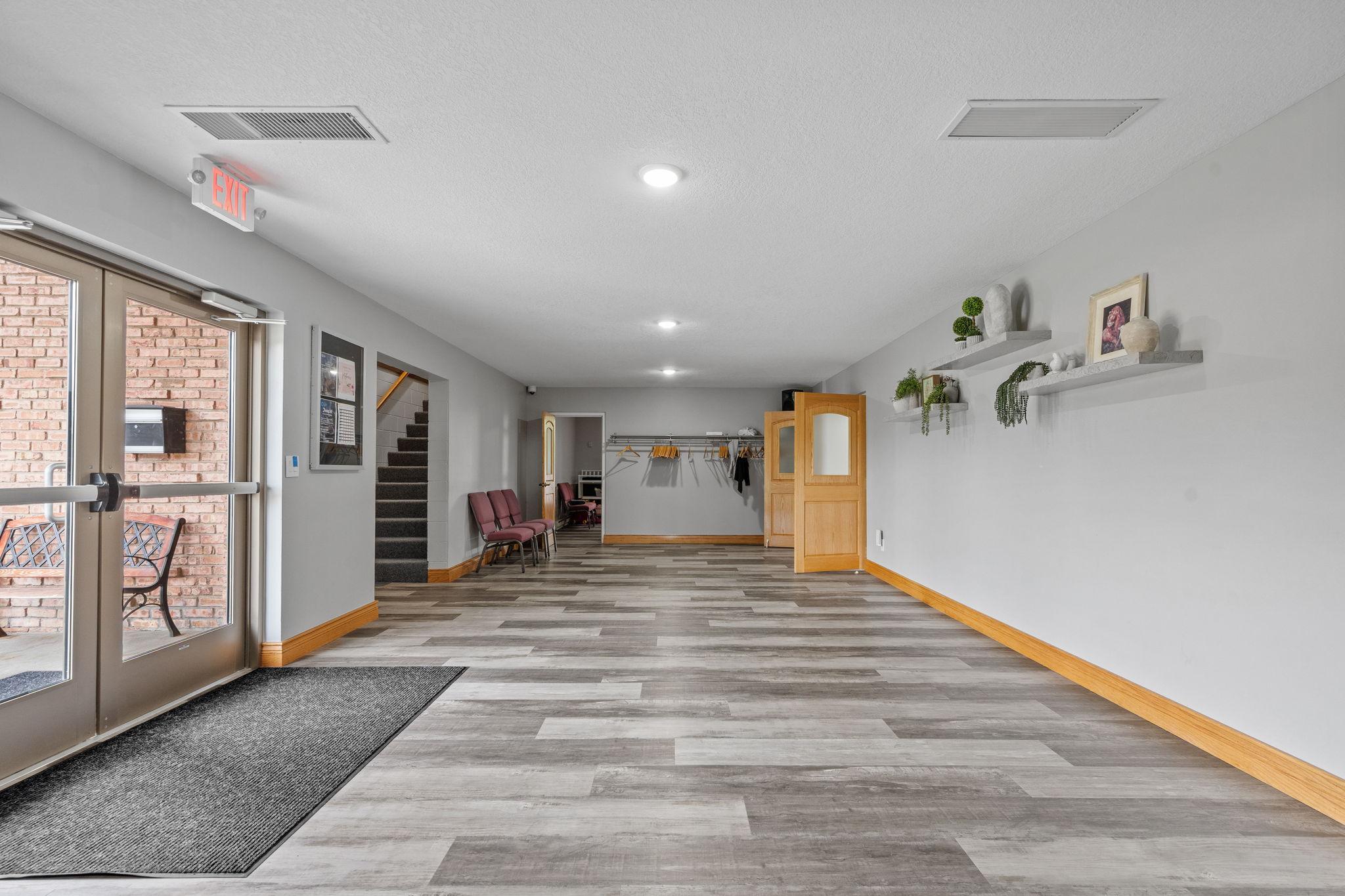 24-web-or-mls-6206 Lilac Dr-24.jpg