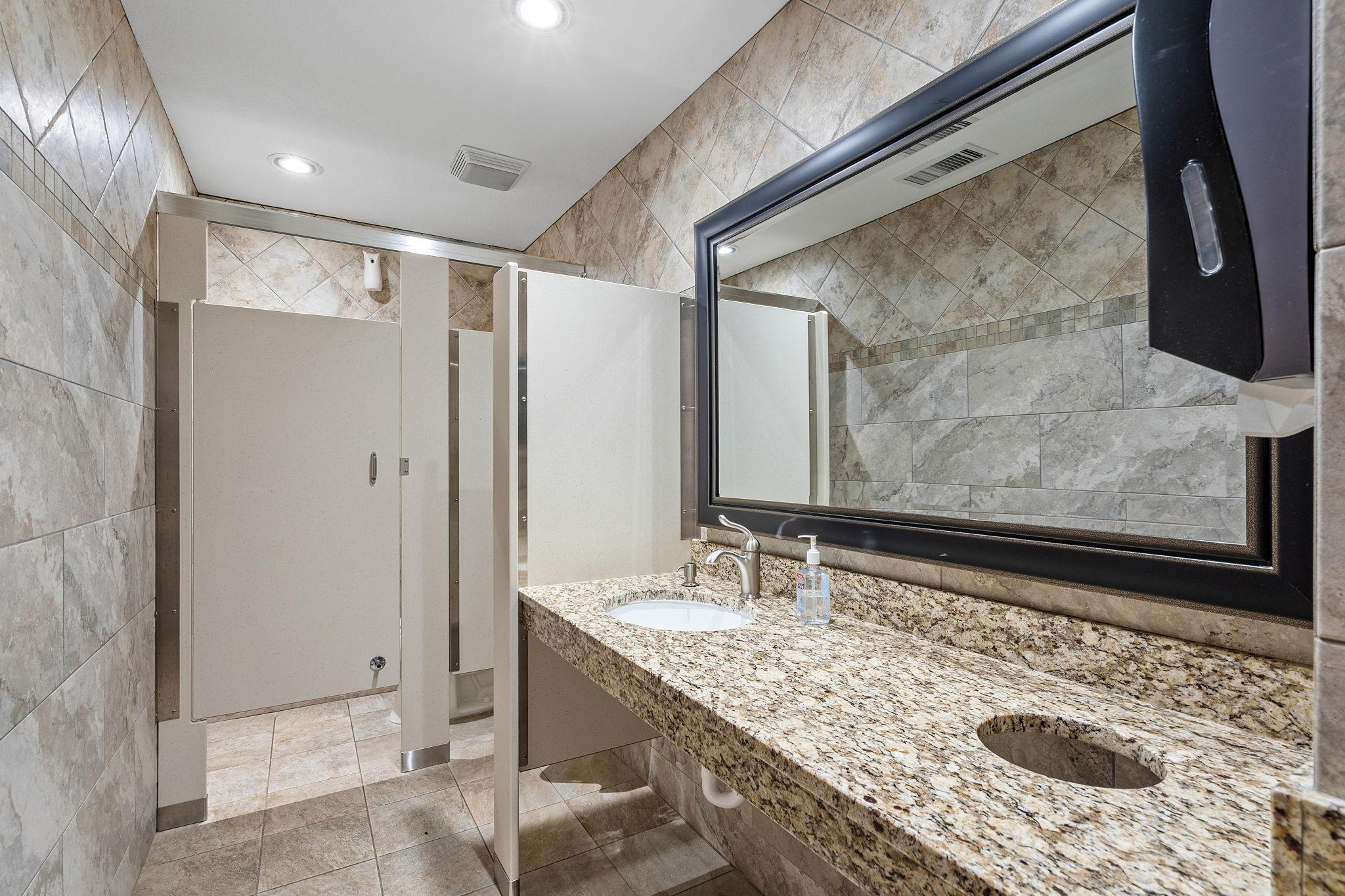 27-web-or-mls-6206 Lilac Dr-27.jpg
