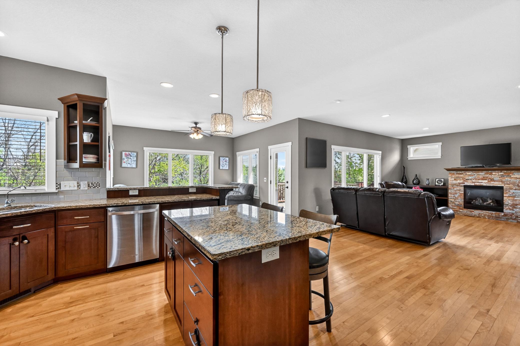 9-Living Room.jpg