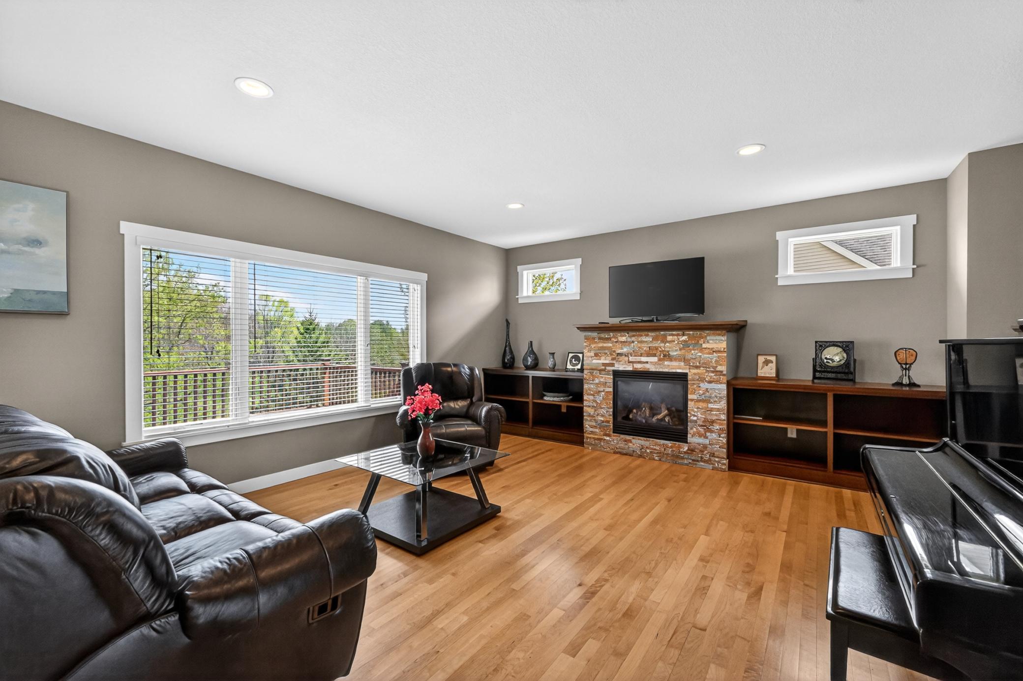 6-Living Room.jpg