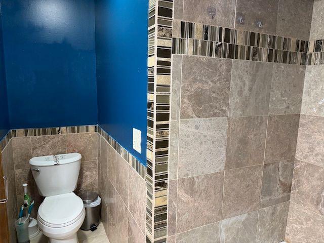 Main floor full bathroom