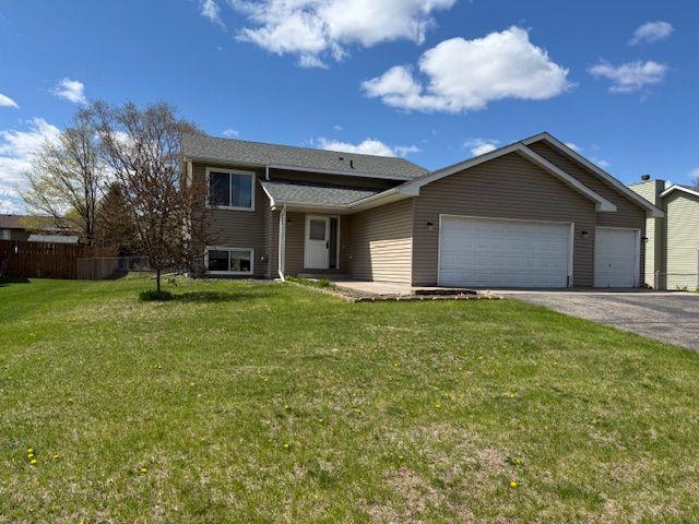 Bi level conveniently located near shopping, parks and freeway access.