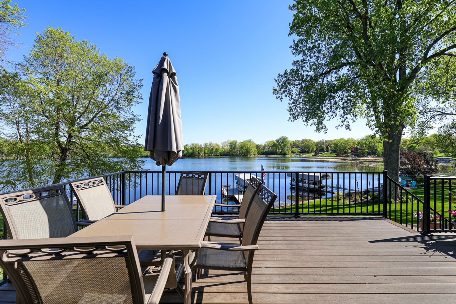 Large no maintenence deck walks out from the kitchen.