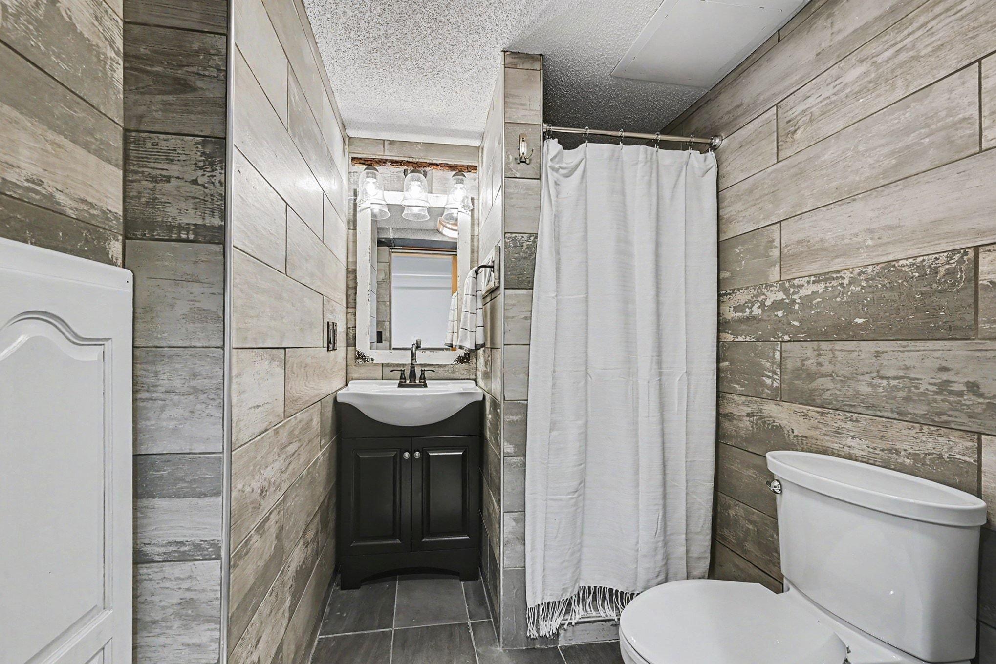 Lower level 3/4 bathroom