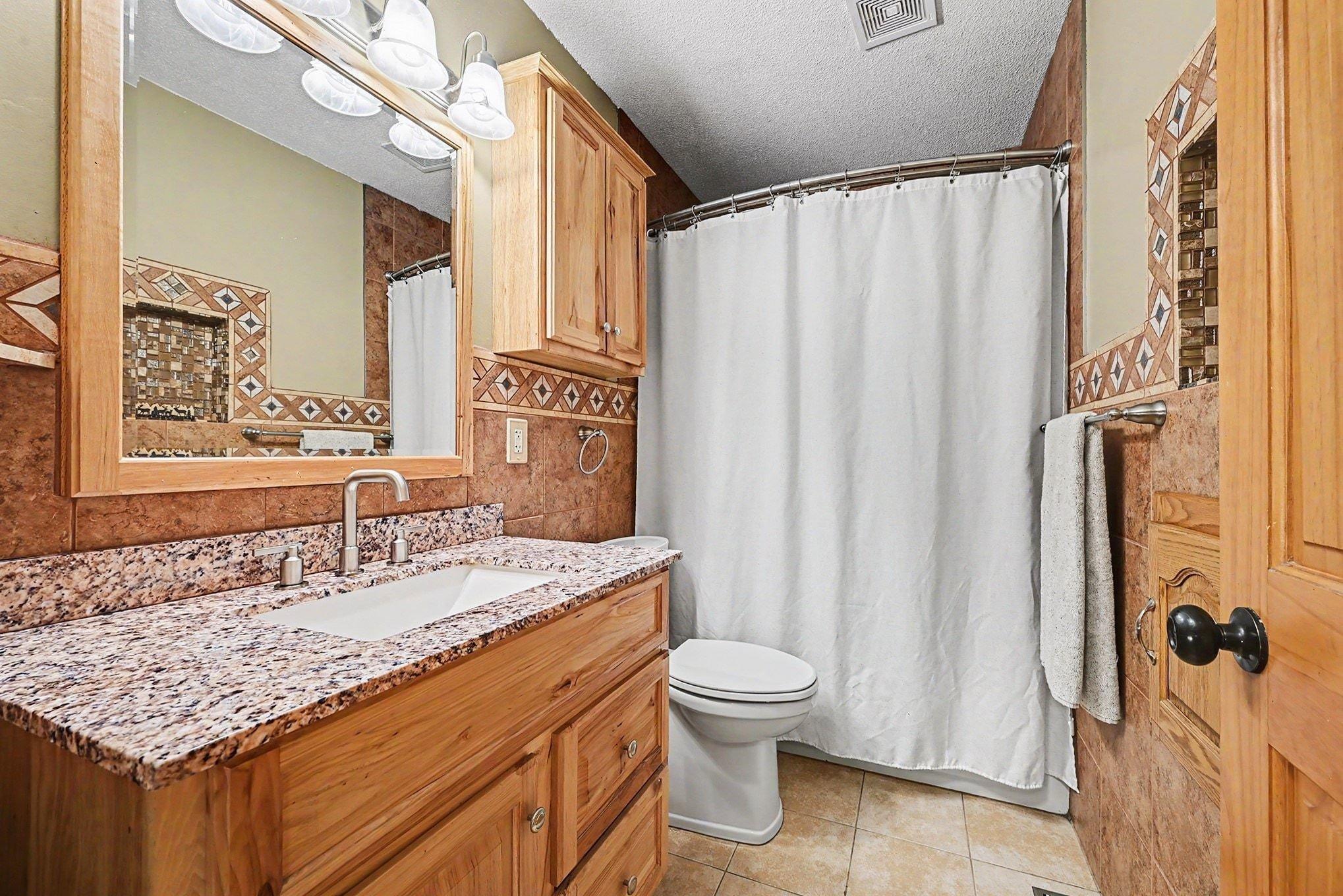 Upper-level full bath between the bedrooms