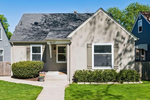 Welcome to this turn-key home located in the Nokomis neighborhood~ Move right in and enjoy your summer!!