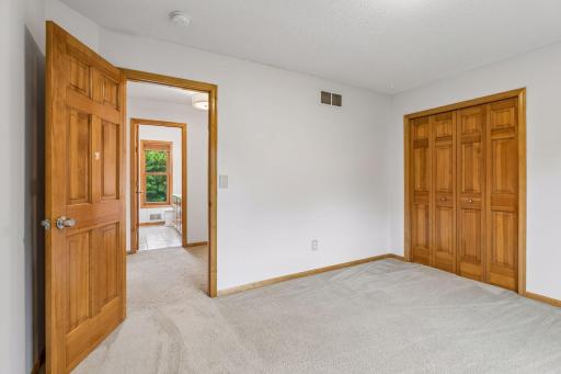2719 Longacres Drive, Chanhassen, MN 55317
