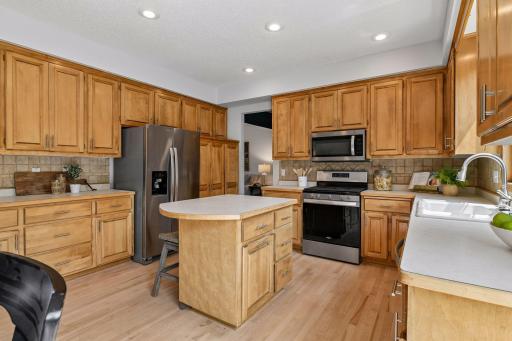 2719 Longacres Drive, Chanhassen, MN 55317