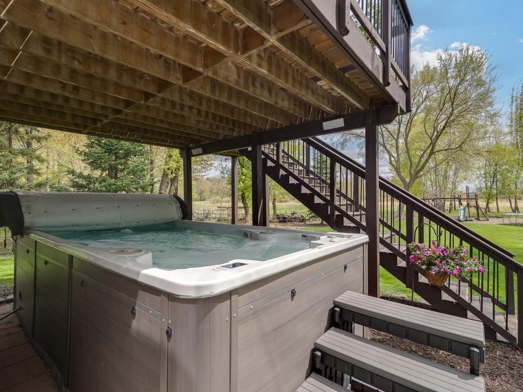004-035-Hot Tub-1024x768.jpg