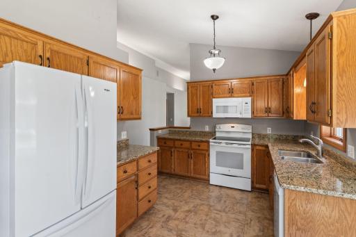 962 Stratford Lane W, Burnsville, MN 55337