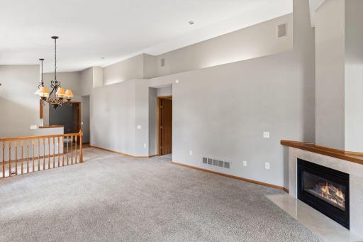 962 Stratford Lane W, Burnsville, MN 55337