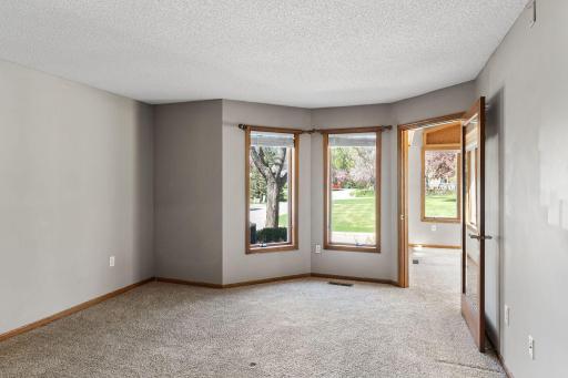 962 Stratford Lane W, Burnsville, MN 55337