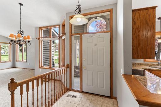 962 Stratford Lane W, Burnsville, MN 55337