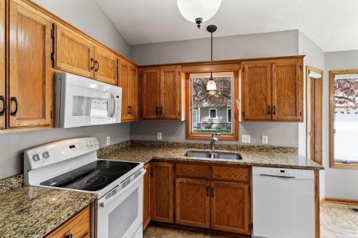 962 Stratford Lane W, Burnsville, MN 55337