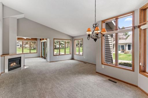 962 Stratford Lane W, Burnsville, MN 55337