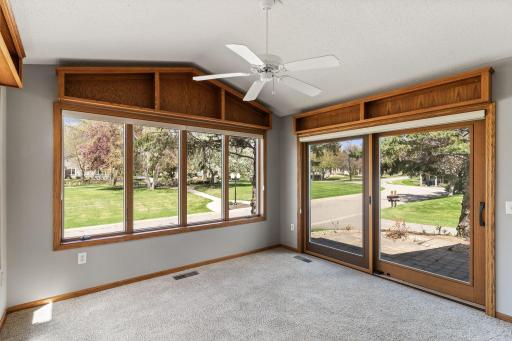 962 Stratford Lane W, Burnsville, MN 55337