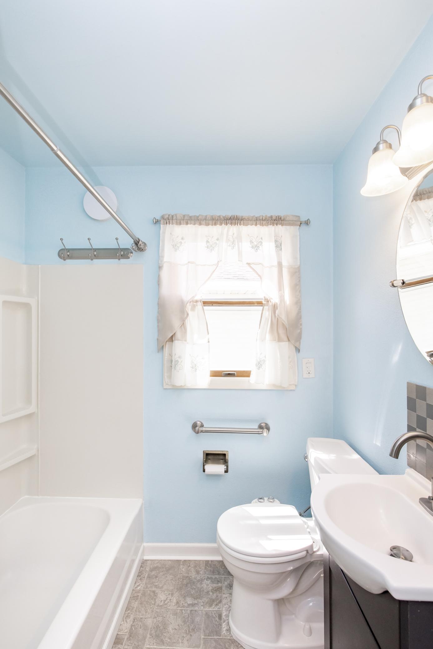 Bathroom 1 - Full