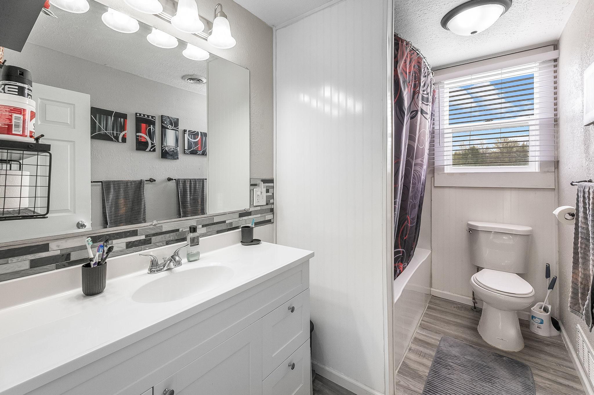 Full Bathroom - Main Floor