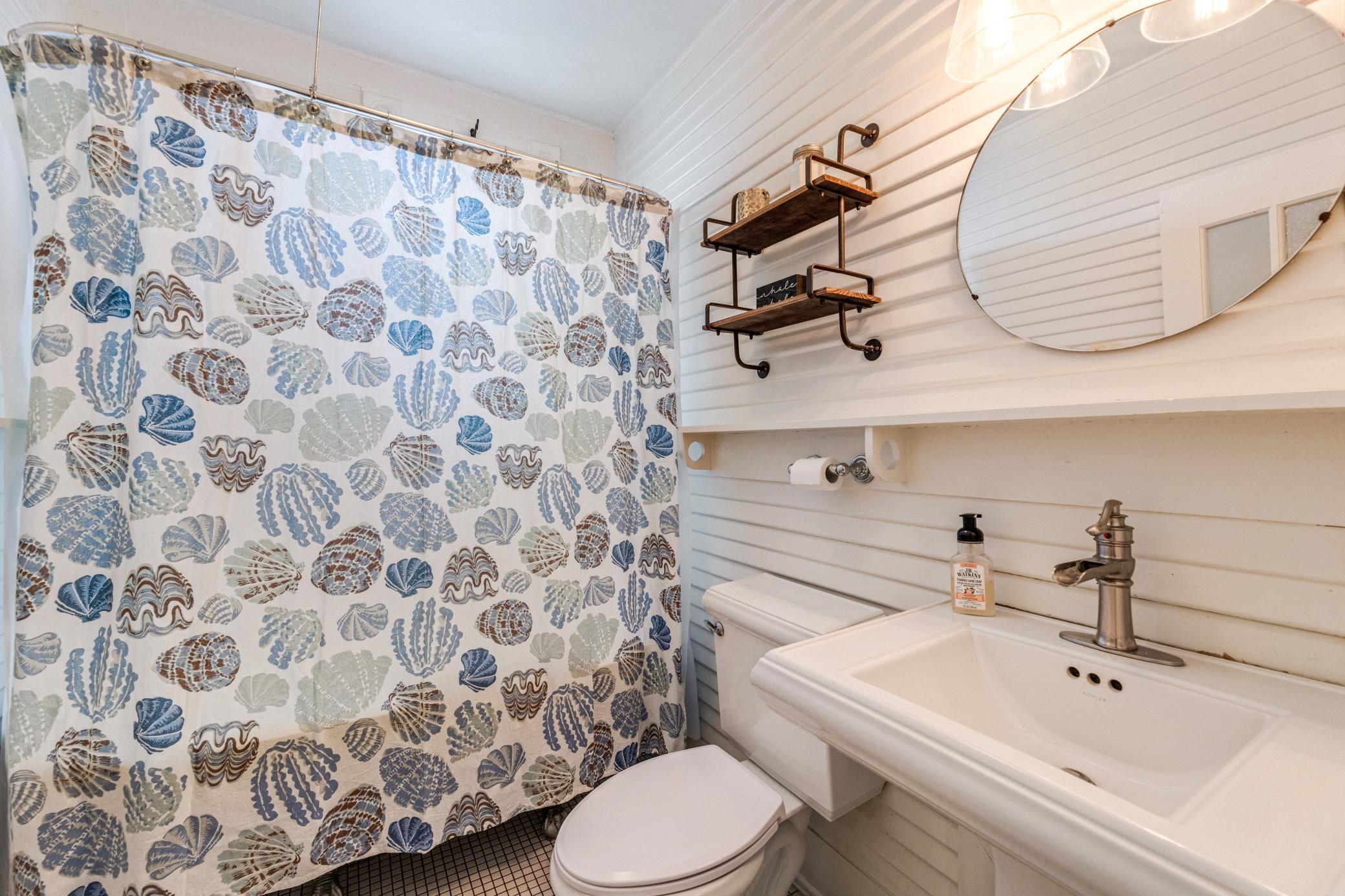 Upper level full bath