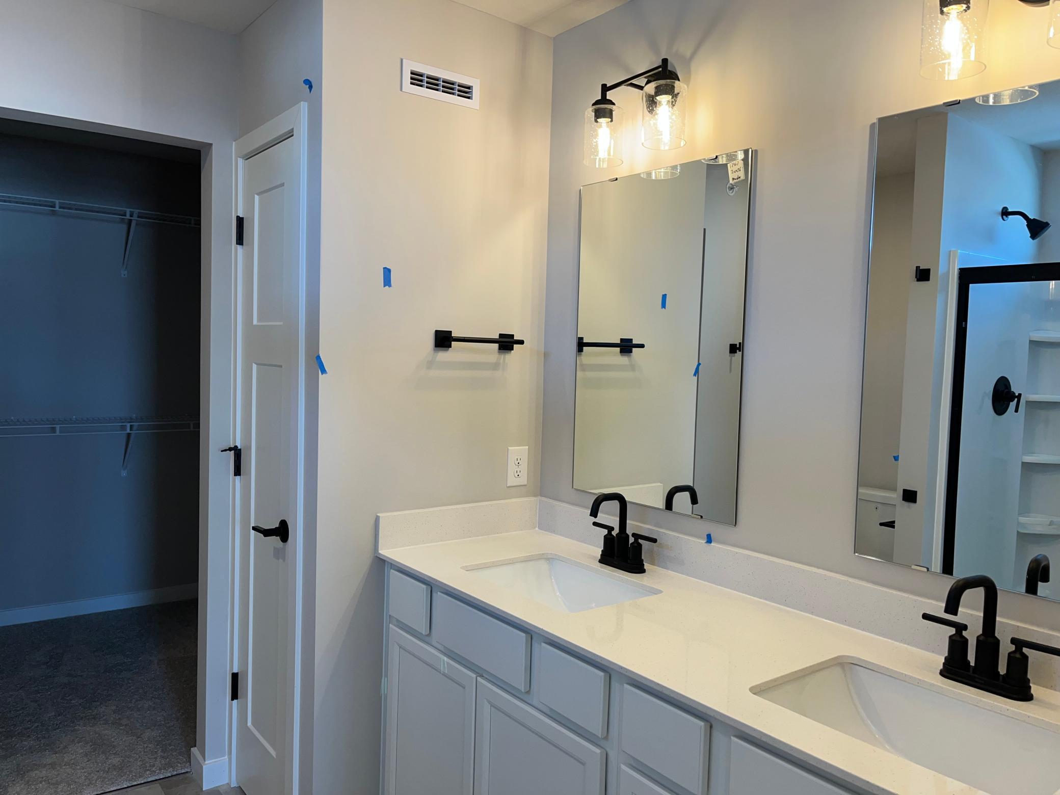 Owner's bathroom with beautiful finishes